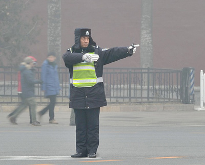 雾霾天气工作中的交警 雾霾天气工作中的交警